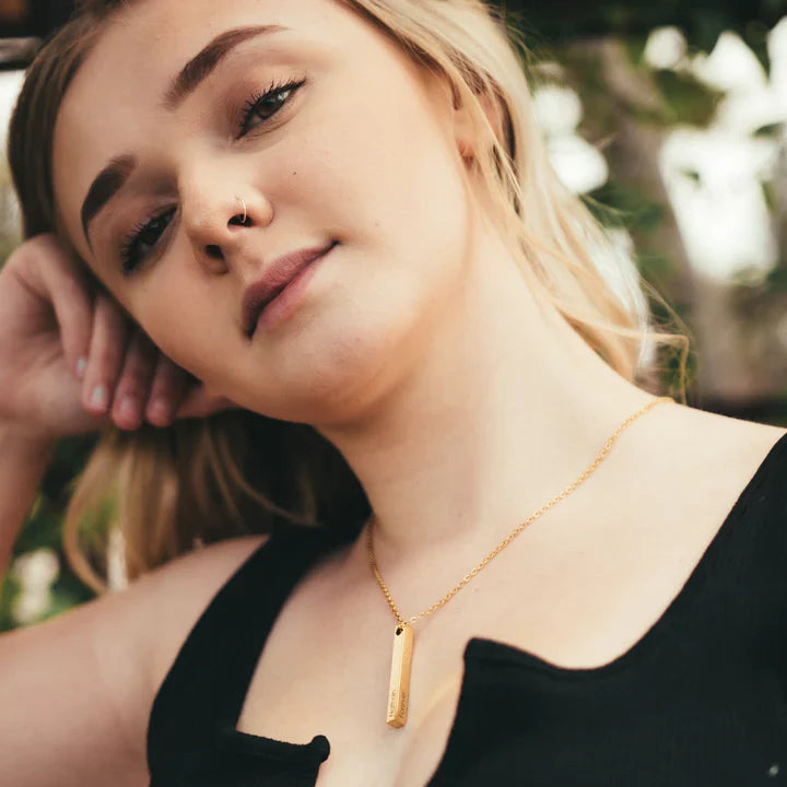 3D Gravert Bar Collier - Personlig eleganse